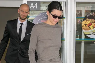 Прозрачные лосины и змеиные сапоги: образ Кендалл Дженнер, который не стоит повторять