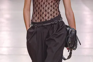 Праздничный образ с классическими черными брюками: 3 формулы, которые работают