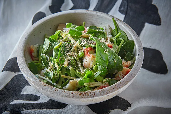 Зеленый салат с крабом, эдамаме, семена чи
