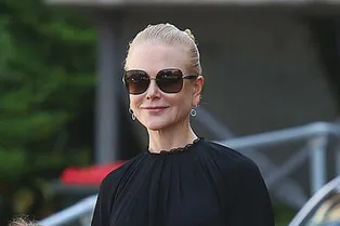 Вместо кинопремии Николь Кидман вышла в свет с детьми в элегантном образе