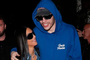 Новый уровень отношений: Ким Кардашьян и Пит Дэвидсон осваивают парные образы и ходят на двойные свидания