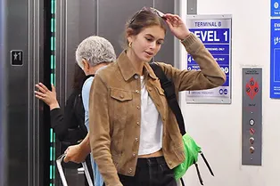 Собрала главные тенденции осени: Кайя Гербер в замшевой куртке и свободных джинсах в аэропорту Лос-Анджелеса