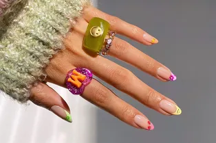 Цветной и с рисунком: 8 идей весеннего французского маникюра