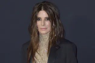 Ищете идеи для праздничного образа? Посмотрите на Сандру Буллок в сверкающем комбинезоне и смокинге