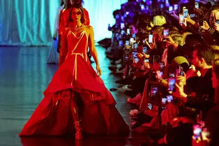 Брюки с «окнами», облачные принты и платья-авоськи в коллекции Off-White