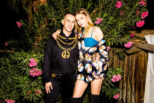 Джереми Скотт и Джиджи Хадид в вещах из коллекции HMoschino Джереми Скотт и Джиджи Хадид в вещах из коллекции HMoschino