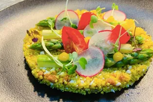 Рецепт легкого ужина: салат с киноа и спаржей