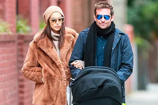 Искусственная шуба и высокие сапоги: Ирина Шейк встречает холода во всеоружии