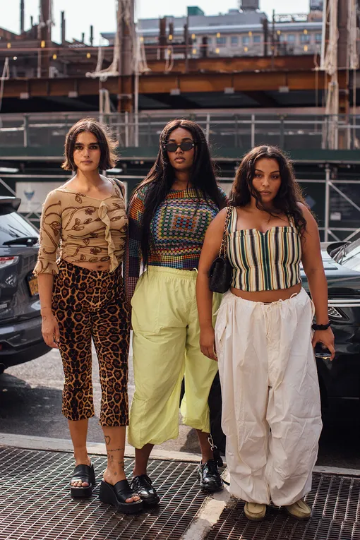 Палома Эльсессер и Джилл Кортлев во время Недели моды в Нью-Йорке