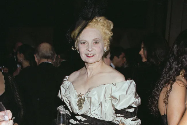 Парадокс Вивьен Вествуд: почему «королева панка» так любила кринолины и корсеты