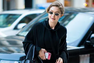 Трикотажные брюки с воланами, как у Джиджи Хадид, — выбор тех, кто любит спортшик