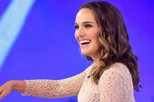 Натали Портман в «невесомом» платье из розового кружева на съемках шоу в Нью-Йорке