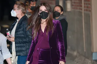 Гипнотический оттенок: Сандра Буллок в «драгоценном» лиловом костюме из бархата