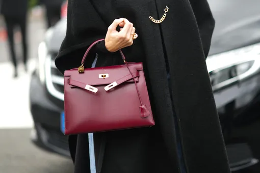 Бордовая сумка Hermès Kelly в стритстайле на Неделе моды в Париже Бордовая сумка Hermès Kelly в стритстайле на Неделе моды в Париже