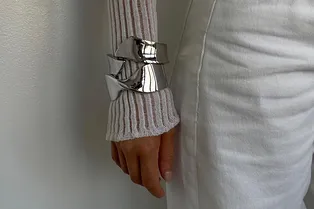 Чем крупнее, тем лучше: как выглядят модные браслеты на осень-2024