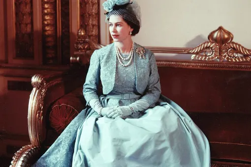 Гардероб Елизаветы II на выставке в Букингемском дворце