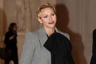 Княгиня Монако Шарлен в клетчатом пальто с огромным бантом в Париже