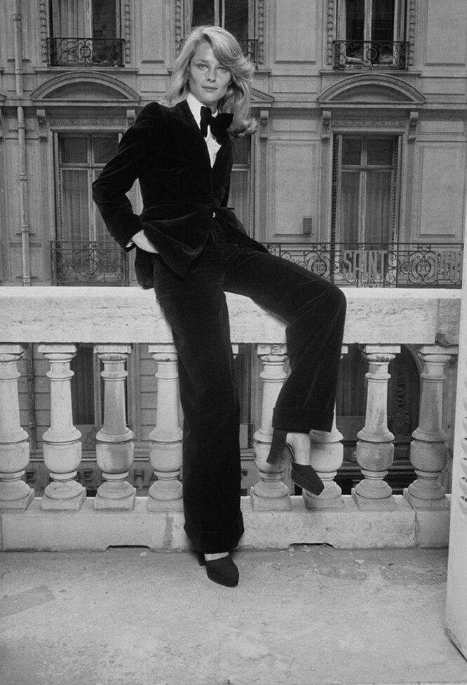 Шарлотта Рэмплинг в смокинге Yves Saint Laurent, 1974 год