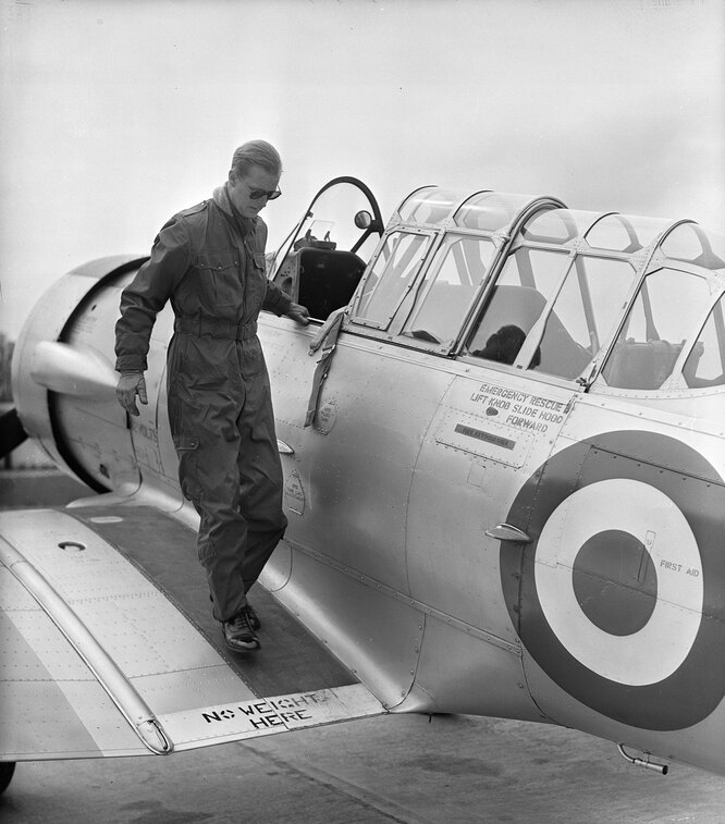 Герцог Эдинбургский выходит из самолета Harvard Trainer после полета, Беркшир, 4 мая 1953 года