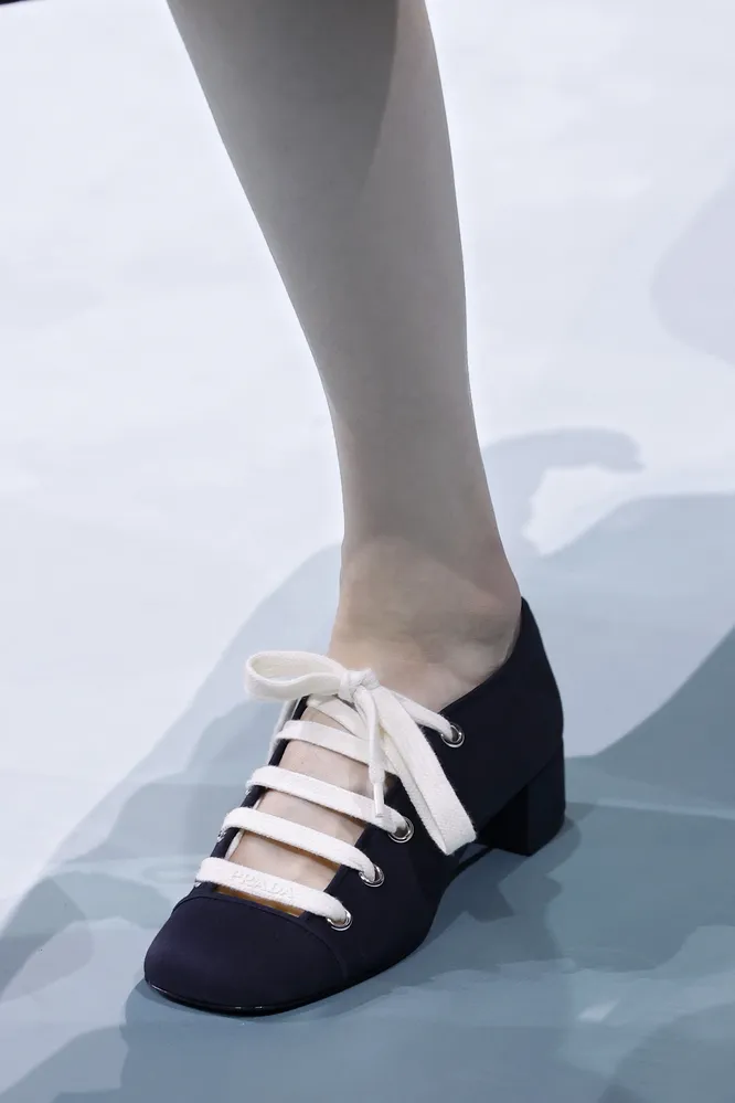 Prada весна-лето 2025