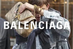 Газетный принт, золотые цепи и шотландская клетка бегут от папарацци в кампейне Balenciaga