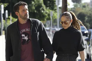 Снова вместе: Джей Ло в идеальном комбо с широкими джинсами и свитером с высоким воротом на прогулке с Беном Аффлеком