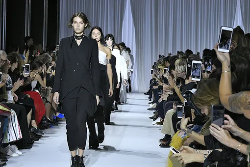 Видео показа Ann Demeulemeester весна-лето 2017 Видео показа Ann Demeulemeester весна-лето 2017