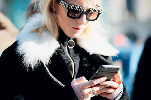 Катрин Денев в роскошном красном пальто и Наталья Гольденберг в Balenciaga Катрин Денев в роскошном красном пальто и Наталья Гольденберг в Balenciaga