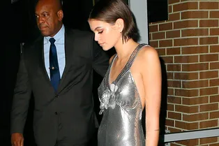 Как статуэтка: Кайя Гербер в супероблегающем платье-кольчуге Paco Rabanne