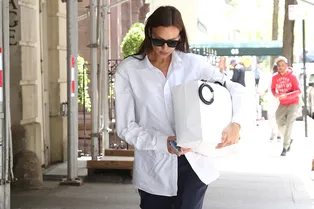 Простая белая рубашка может смотреться лучше, чем образ для Met Gala: Ирина Шейк в Нью-Йорке