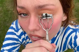 Знакомьтесь: Эмили Вуд — сестра звезды «Бeлого лотоса» и инфлюенсер, которая разрушает стереотипы о бьюти-блогинге