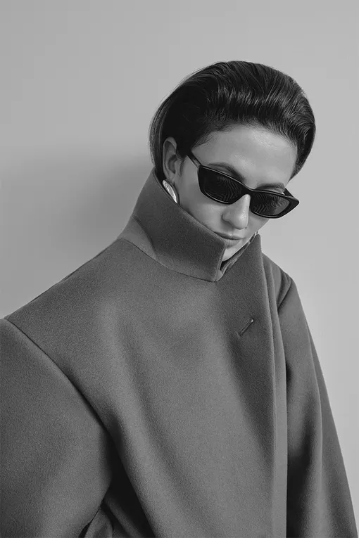 ПАЛЬТО, «Второй Меховой» х Снежанна Георгиева; ОЧКИ, Saint Laurent