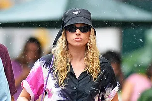 Нейлоновая панама Prada спасла Эльзу Хоск от дождя