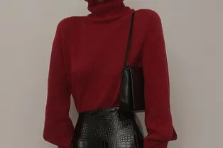 5 свитеров c горлом из мягкого кашемира, которые спасут в холода