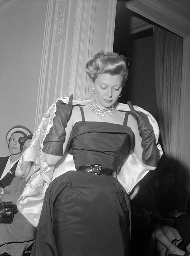 Модель во время показа в Maison Dior, 1950 год