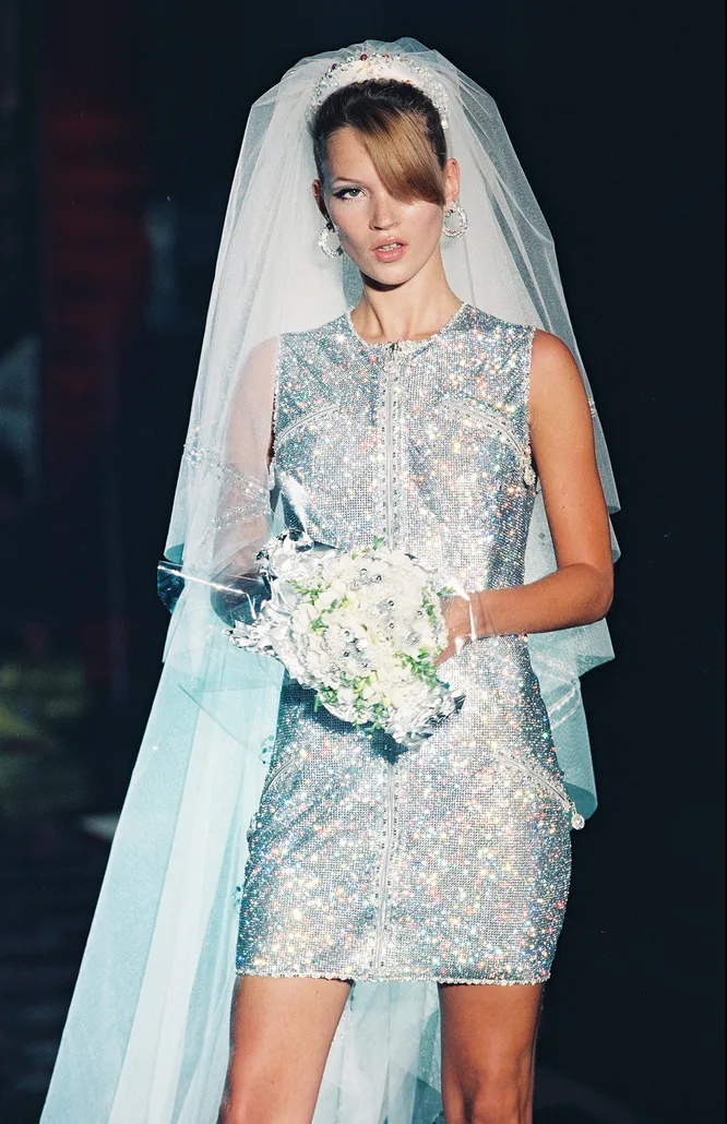 На показе VERSACE HAUTE COUTURE осень-зима 1995/96 На показе VERSACE HAUTE COUTURE осень-зима 1995/96