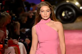 Гимн женственности и цвету: торжество монохрома на показе Brandon Maxwell