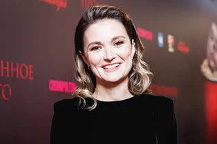 Надежда Михалкова в бархатном платье и украшениях Cartier на премьере фильма «Проигранное место»