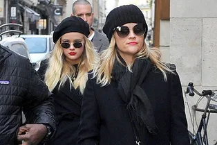 Риз Уизерспун с дочкой в парных образах на шопинге в Париже