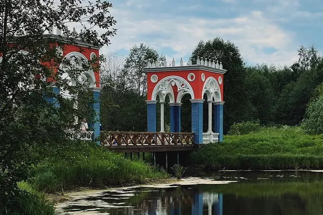 7 самых атмосферных усадеб, в которые можно поехать на выходных