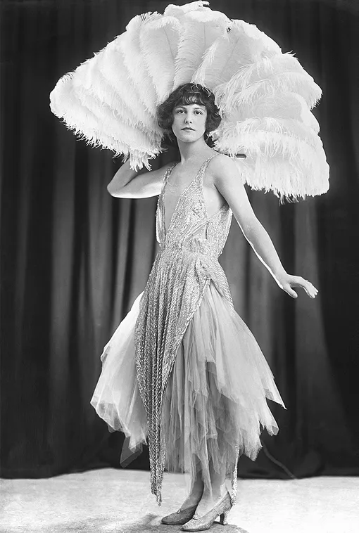 Модель в вечернем платье, 1922 Модель в вечернем платье, 1922