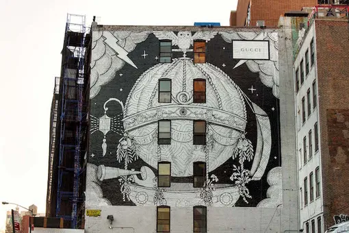 Граффити Gucci украсили фасад здания в Лондоне