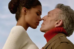 Любовь греет: Тина Кунаки и Венсан Кассель снялись в осенне-зимней кампании The Kooples