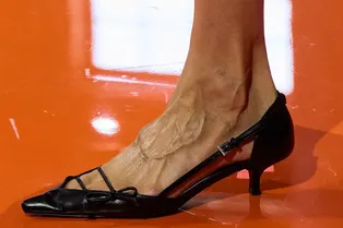 Туфли с V-образным вырезом — самый красивый тренд 2026 года