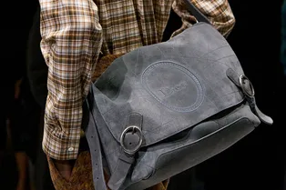 Вместо тоута — в моду возвращается сумка-почтальонка