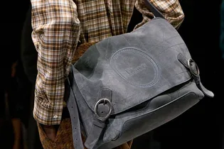 Вместо тоута — в моду возвращается сумка-почтальонка