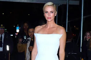 Белый лебедь: Шарлиз Терон в роскошном платье-бюстье Givenchy с перьями