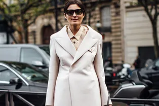 В этом октябре носим молочные пальто, как гостьи Парижской недели моды