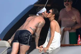 Настроение: отдыхать как Бекхэмы на яхте Элтона Джона на юге Франции