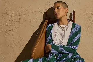 Льняные сарафаны, сабо с коровьим принтом и плетеные авоськи в этнической коллекции Tory Burch